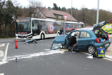 Kreuzungs-Crash: Bus kracht mit Auto zusammen - Frau schwebt in Lebensgefahr