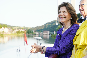 Royaler Besuch: Königin Silvia von Schweden schippert über den Neckar