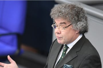 Hitlergruß im Bundestag? AfD-Abgeordneter angeklagt