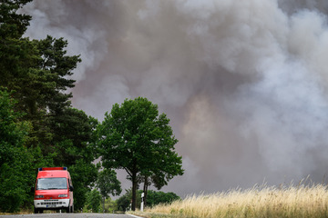 Waldbrand in der Gohrischheide: Feuerwehr rechnet mit langem Einsatz