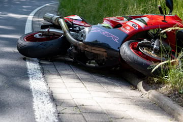 Tödlicher Unfall in Thüringen: Biker stürzt auf Landstraße und stirbt