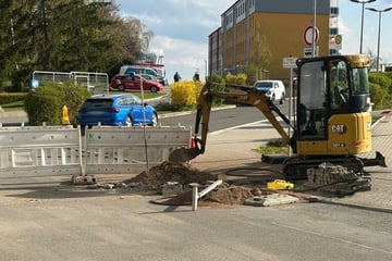 Evakuierung! Bagger demoliert Gasleitung in der Nähe eines Gymnasiums