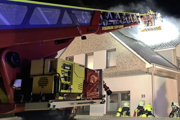 Dachstuhlbrand in Doppelhaus: Feuer verursacht 650.000 Euro Schaden