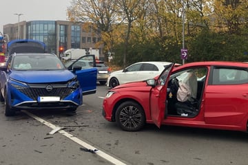 Seat und Nissan krachen frontal ineinander - Frau schwer verletzt