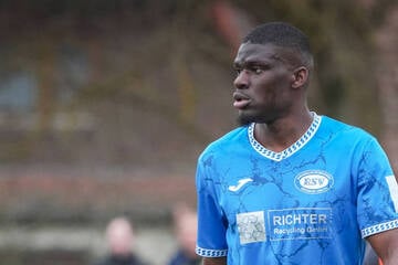 Rassistische Beleidigung bei Pokalspiel? Spieler geht auf Fan los