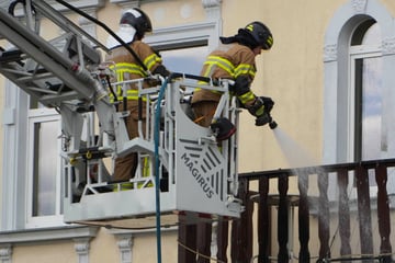 Leipzig: Alarm an Pension bei Leipzig: Holzbalkon fängt Feuer