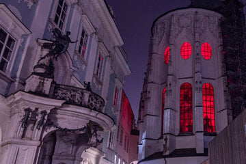 Gespenstisches Licht: Darum leuchtet der Passauer Dom blutrot