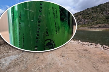 Auf eine Speisekarte geschrieben: Fast 70 Jahre alte Flaschenpost am Rhein gefunden