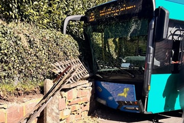 Linienbus kracht gegen Mauer: Drei Verletzte bei Unfall in Kassel