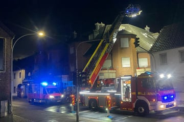 Feuerwehr stürmt in Wohnung: Frau entkommt Feuer in letzter Sekunde