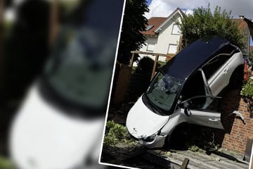 Plötzlich geht's abwärts: 74-Jährige stürzt mit Auto zwei Meter tief und landet auf Terrasse