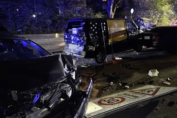 Vier Autos beschädigt und ein Schild gefällt! Junge Männer sorgen bei Unfall für Trümmerfeld