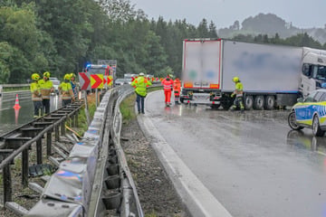 Unfall A8: Lkw schleudert bei Starkregen über A8: Autobahn Richtung München komplett dicht