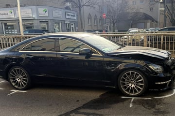 Mutmaßliches Autorennen geht schief: Drei Verletzte nach Crash in Köln