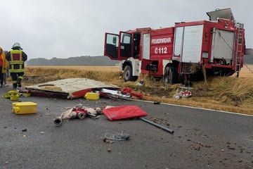 Feuerwehrauto überschlägt sich auf dem Weg zum Einsatz: Sechs Verletzte