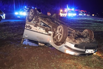 Vollbesetztes Auto überschlägt sich - fünf junge Erwachsene verletzt!