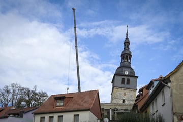 Krummer als der Turm in Pisa: Eröffnung der schiefen Kirche verzögert sich