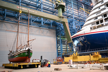 Seltener Anblick! Traditionsschiff auf Meyer Werft restauriert