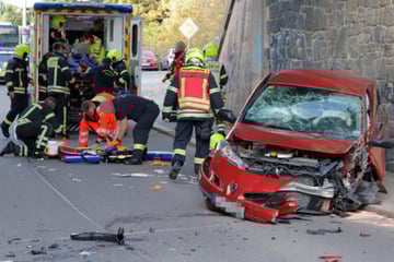 Renault kracht gegen Brückenpfeiler: 95-Jähriger stirbt in Klinik