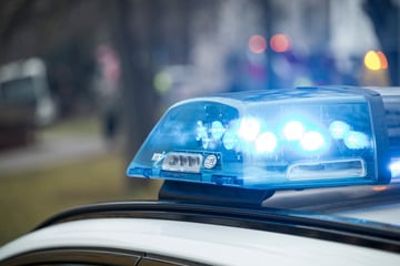 Bus zum Bremsen gezwungen: VW-Fahrer flüchtet, sieben Personen verletzt