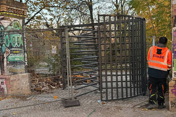 Berlin: "Abgetaucht" und wieder aufgetaucht: Gestohlene Görli-Drehtür feiert Comeback