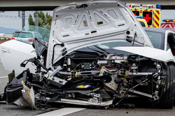Unfall A5: 150.000-Euro-Lamborghini kracht in Betonwand: Vater und Tochter (6) haben mehrere Schutzengel