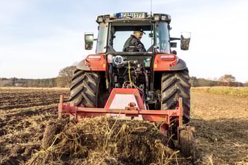 Traktor überschlägt sich: Fahrer und jugendlicher Beifahrer schwer verletzt