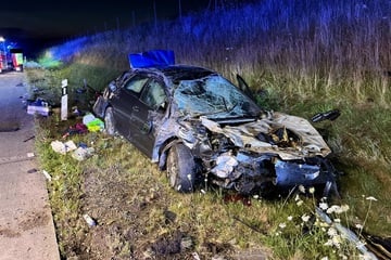 Unfall A9: Peugeot überschlägt sich auf A9 Richtung Berlin: Zwei Menschen verletzt