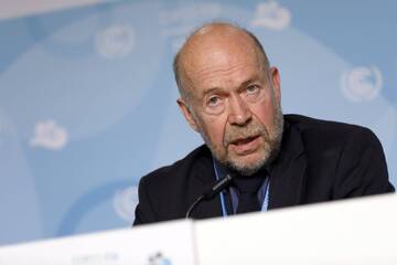 Top climate scientist declares 2C global warming goal "dead"