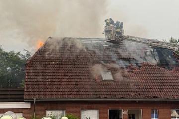 Feuerwehr im Großeinsatz im Norden: Dachstuhl steht in Flammen