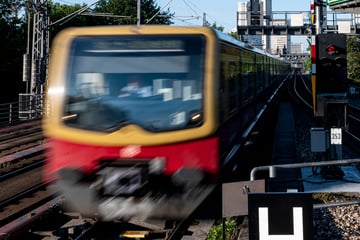 Junge Frauen von zwölf Männern in S-Bahn belästigt, nur einer greift ein - und wird vermöbelt
