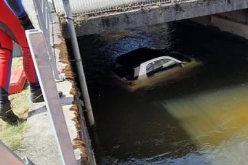 Aufwendige Bergung: Fahrerin landet mit Smart im Kanal