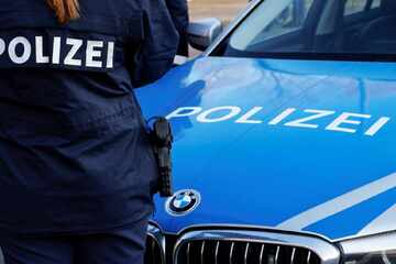 Fast zwei Promille im Tank: Betrunkener Fahrer überschlägt sich mit Auto und fällt Baum