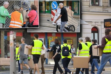 Leipzig: Menschenkette in Leipzig: Hier wird ein Geschäft über die Straße getragen