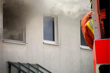 Wohnung brennt lichterloh: Frau schwer verletzt