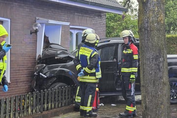 Mit ihren Kindern auf der Rückbank: Angetrunkene Frau kracht mit Pick-up in Haus