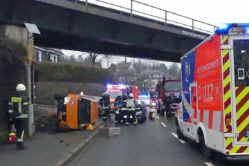 Schwerer Unfall in Gummersbach: VW kippt auf die Seite, zwei Frauen verletzt