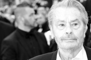 Film legend belongs to us! Schauspieler Alain Delon is up to