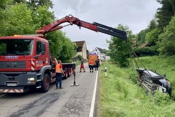 Volvo rollt alleine los und stürzt in Bach: Vierstelliger Schaden!