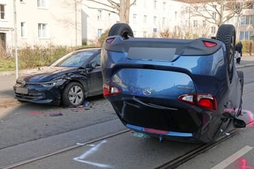 Autofahrer überschlägt sich in Dresden: Unfall legt Leipziger Straße lahm