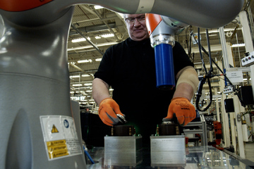 Inklusion bei Ford in Köln: Roboter erleichtert behinderten Menschen die Arbeit