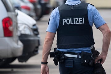 Mit Tritten und Schlägen: Vermummte greifen Fans auf Parkplatz an