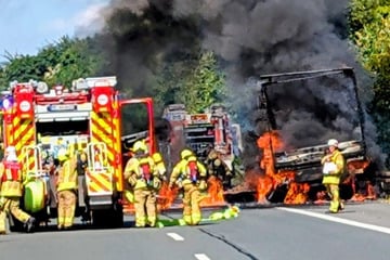 Unfall A44: Lkw geht auf A44 in Flammen auf: Übrig bleibt nur ein Blechgerippe
