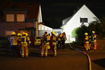 Nachbarn riechen Gas in Wohngebiet: Feuerwehr rückt mit Großaufgebot aus
