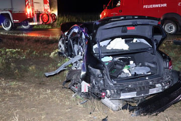 Schwerer Unfall in Mittelsachsen: Fahranfänger (19) kommt von Straße ab und streift Baum