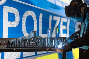Schauriger Fund: Junge entdeckt Nagelfalle auf Festwiese!