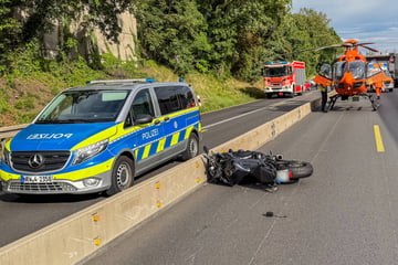 Schwerer Unfall auf A555: Tesla-Fahrer erfasst Biker, Autobahn gesperrt