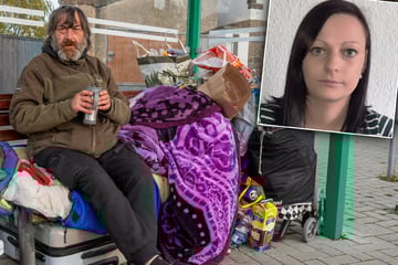 Rein oder raus? Obdachloser kann sich schwer entscheiden