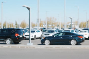 Senior verliert die Beherrschung und gabelt Fußgänger mit seinem Auto auf
