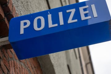 Bewaffneter Fake-Paketbote trickst 19-Jährige aus und überfällt sie in ihrer Wohnung